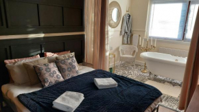 Luxurious room with a private bathtub and shared toilet and kitchen 10mins from City Centre